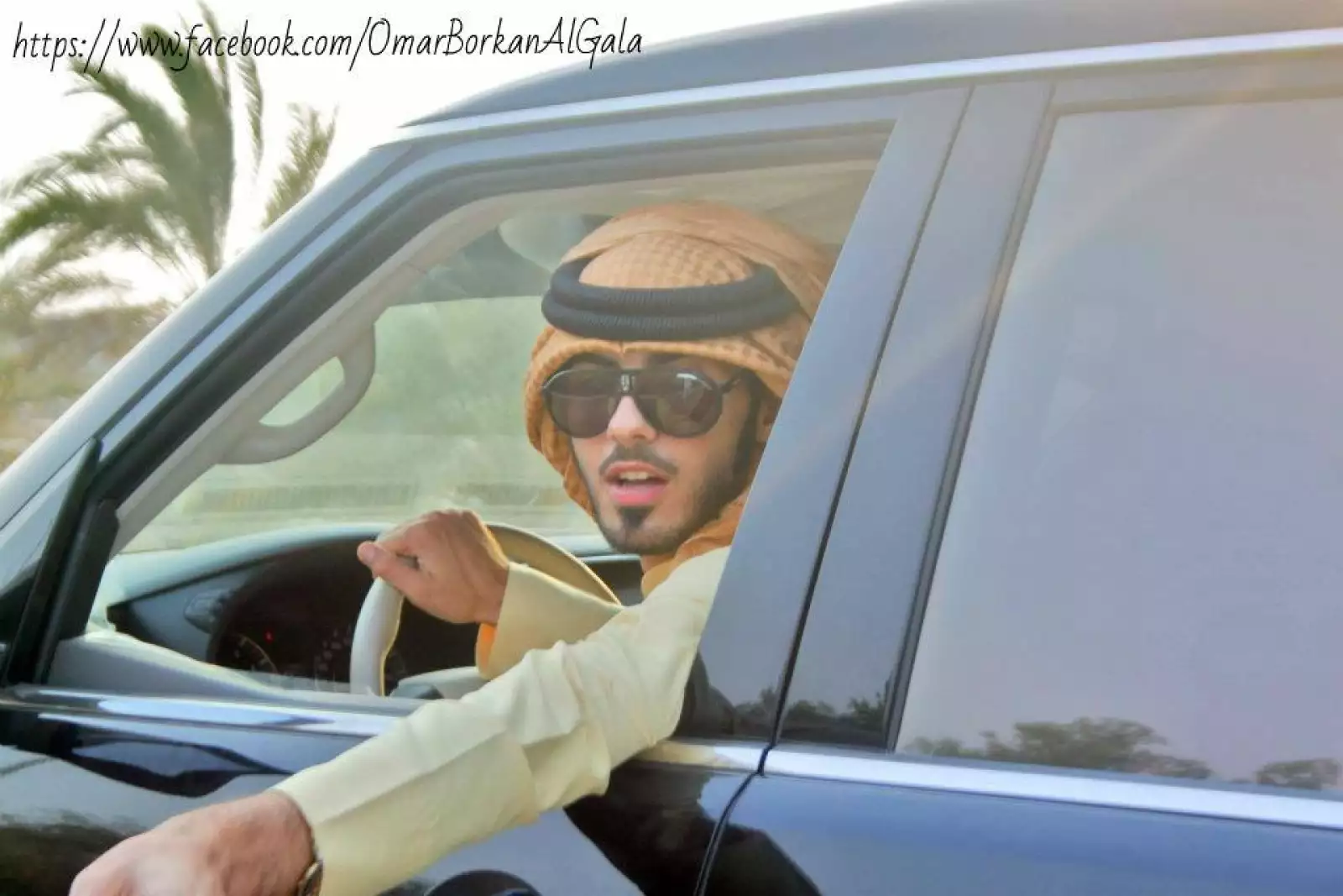 En su perfil de Facebook Omar Borkan se describe como fótografo de moda, actor y poeta.