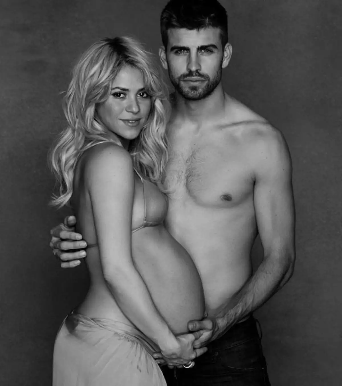 La cantante colombiana y el futbolista español posaron con poca ropa como parte de su invitación de Baby Shower, en el que en lugar de regalos, piden donativos para la UNICEF.