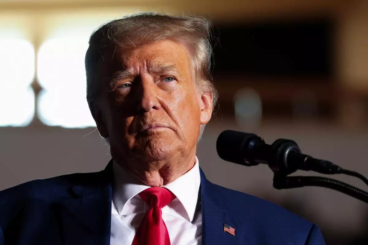 El expresidente de los Estados Unidos y candidato presidencial republicano Donald Trump reacciona mientras celebra un mitin de campaña en Erie, Pensilvania, Estados Unidos, el 29 de julio de 2023.