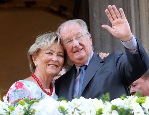 El rey Alberto II y la reina Paola se despidieron hoy ante cinco mil personas.