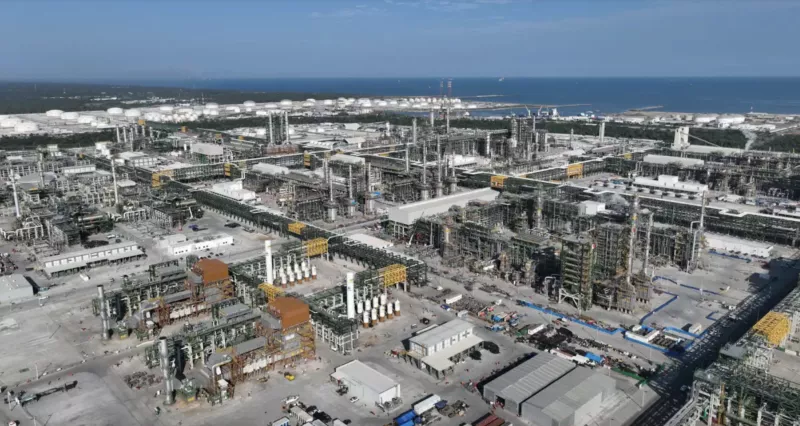 Refinería Dos Bocas retoma producción, pero con niveles mínimos de gasolina