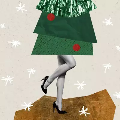 Foto collage que muestra las piernas de una mujer con tacones y, en lugar de cuerpo, es un arbolito de Navidad. 