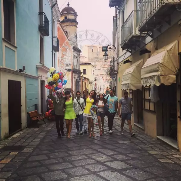El elenco de Muchacha Italiana Viene a Casarse disfrutando de las calles de Maratea.