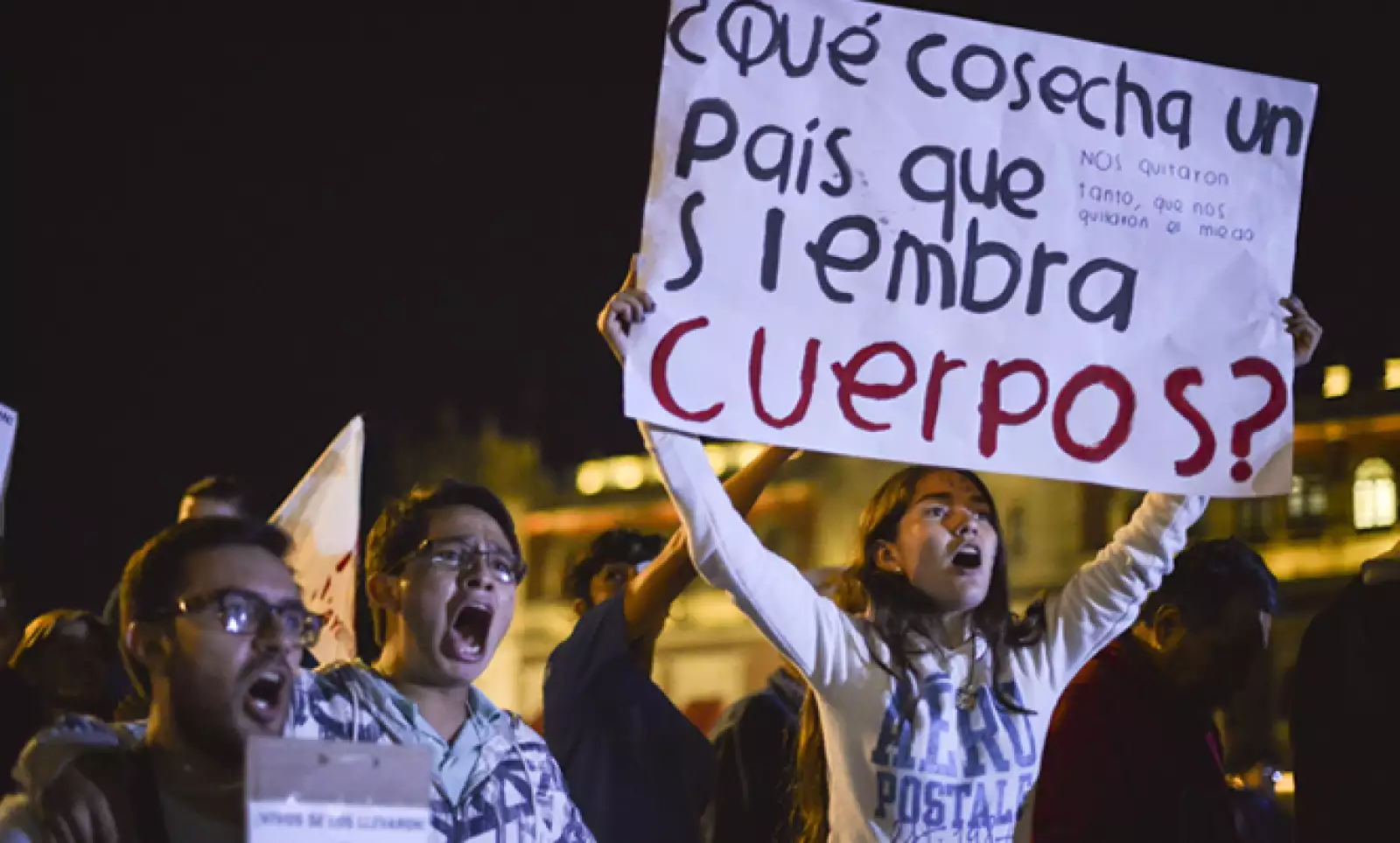Miles de personas en México salieron a las calles para exigir que se encuentren a los normalistas desaparecidos en Iguala desde el 26 de septiembre.