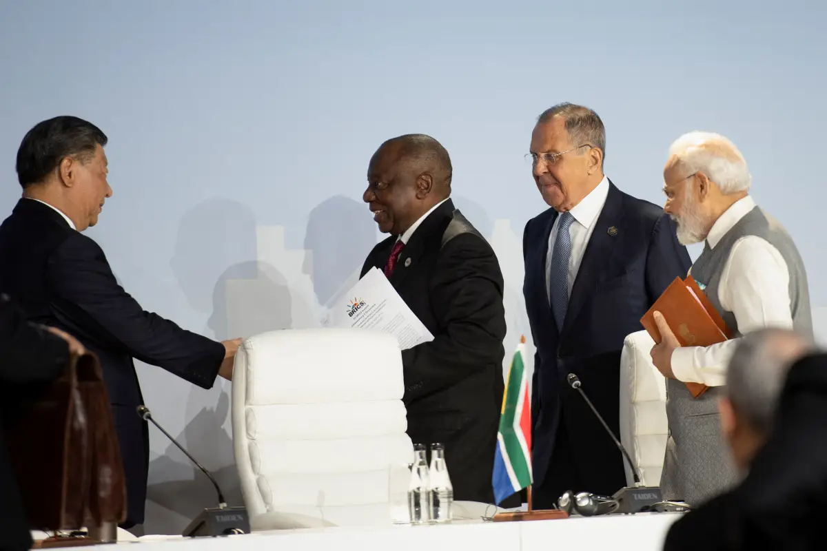 El presidente de China, Xi Jinping, le da la mano al presidente de Sudáfrica, Cyril Ramaphosa, mientras el ministro de Relaciones Exteriores de Rusia, Sergei Lavrov, y el primer ministro de la India, Narendra Modi, están de pie, en una conferencia de prensa mientras la Cumbre de los BRICS se celebra en Johannesburgo, Sudáfrica, el 24 de agosto de 2023. REUTERS/Alet Pretorius