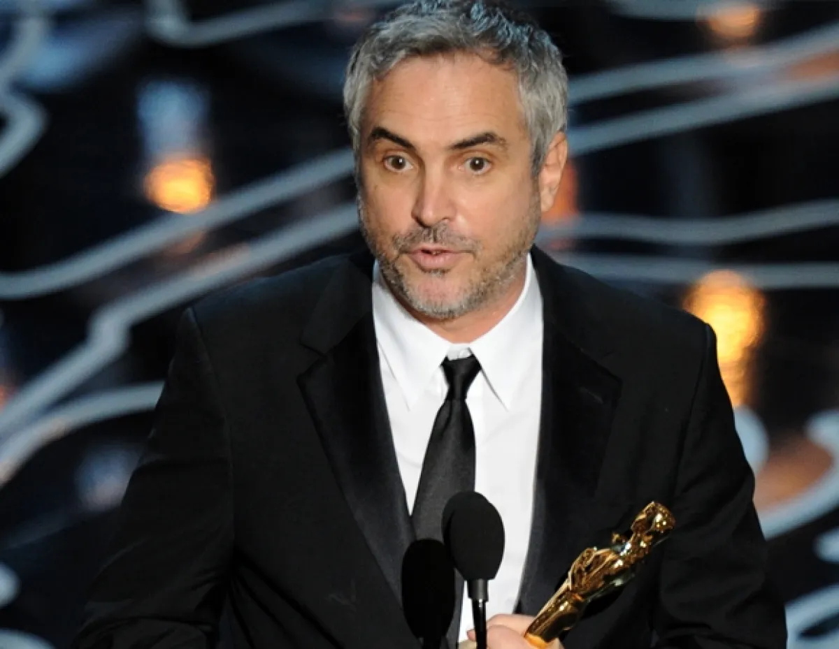 Alfonso Cuarón recibe su Oscar como Mejor Director.