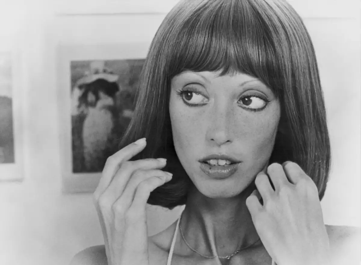 Foto de Shelley Duvall de joven con el cabello corto y fleco. La foto es una escena de la película '3 Women', de 1977.