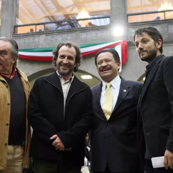 PAN, PRI y PRD en el Senado respaldaron a la comunidad cinematográfica mexicana el martes en la revisión del artículo 226 del Impuesto Sobre la Renta. Pedro Armendáriz, Daniel Giménez Cacho y Diego Luna pidieron apoyo. Aquí, con Carlos Navarrete.