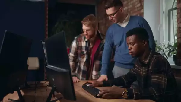 La IA obliga a cambiar de computadora antes pues acelera su obsolescencia: cada cuánto se debe renovar