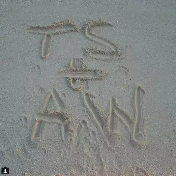 Taylor Swift y Adam Wiles, se lee en la arena.