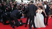 La actriz pasó un gran susto cuando un sujeto intento esconderse bajo el voluminoso vestido blanco que portaba durante la presentación de la cinta "Cómo entrenar a tu dragón 2".