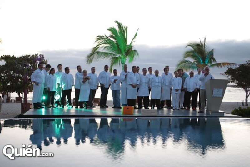 Todos los chefs invitados subieron al estrado para dar inicio al evento.