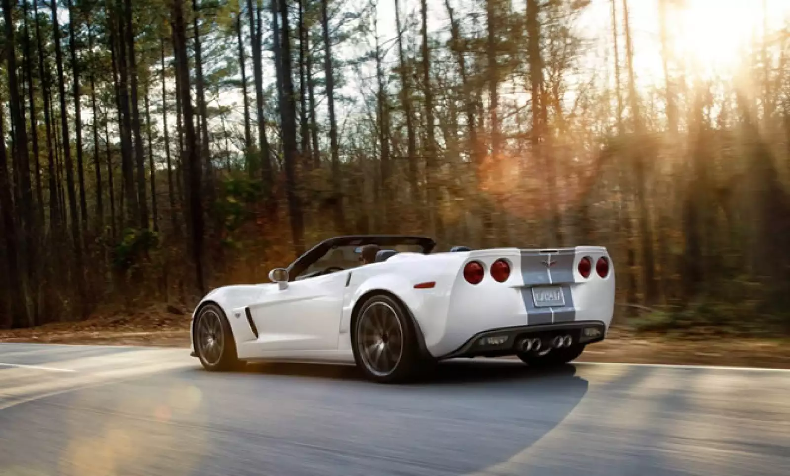 Los inicios de Corvette se remontan a 1953, cuando el jefe del departamento de diseño de GM, Harley Earl, presentó durante el autoshow Motorama de General Motors en Nueva York un concepto de auto deportivo de dos plazas.