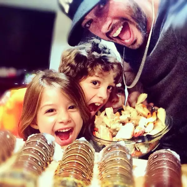 William Levy disfruta cocinar junto a sus hijos Kailey y Christopher.