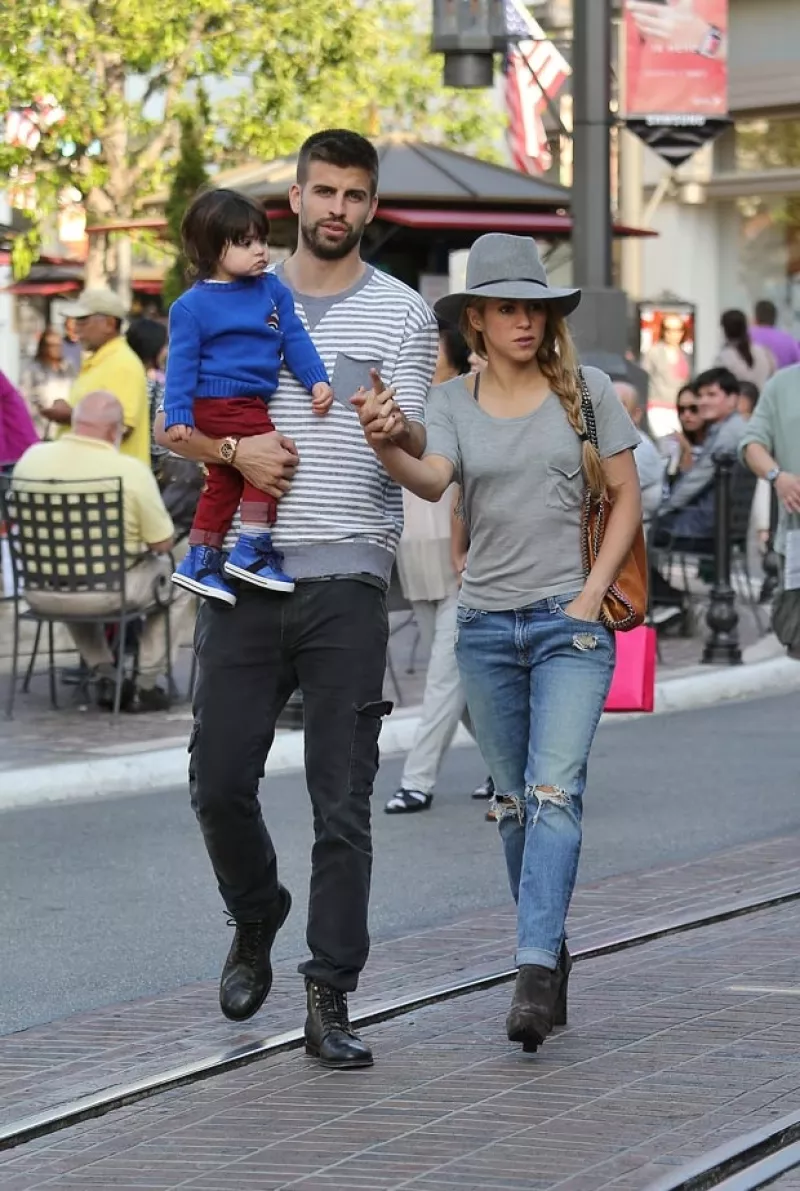 La familia fue captada cuando paseaba por el exclusivo centro comercial The Grove, mamá y papá lo hacían tomados de la mano mientras Milan miraba atento a su alrededor.