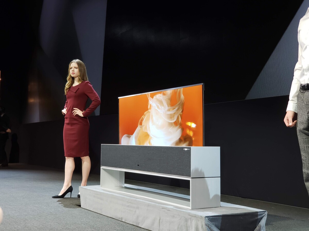 LG presenta la primera TV plegable del mundo