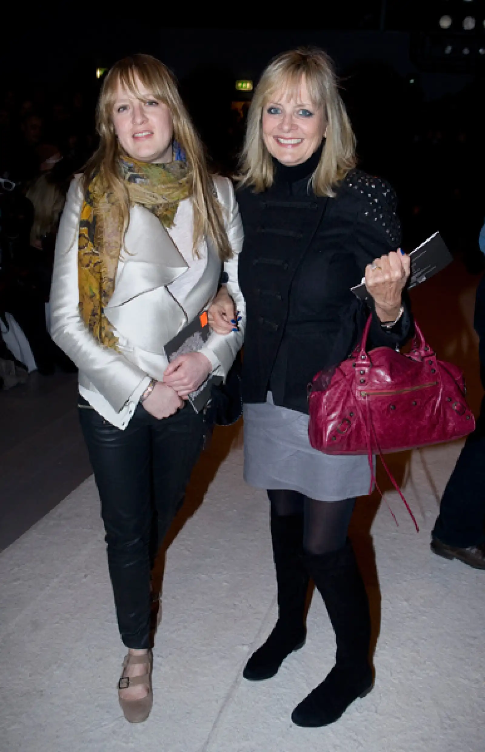 La ex modelo Twiggy asistió con su hija a la presentación de Bora Aksu.