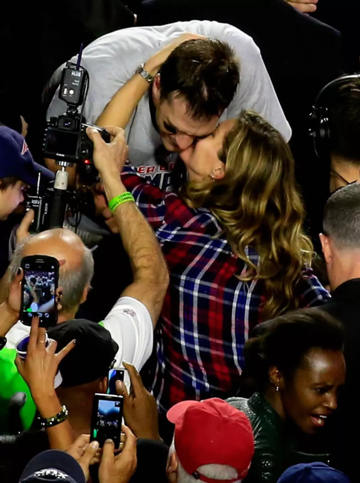 Las cámaras captaron el momento en que Gisele compartía la felicidad por el triunfo de uno de los jugadores estrella del partido Patriots vs Seahawks.