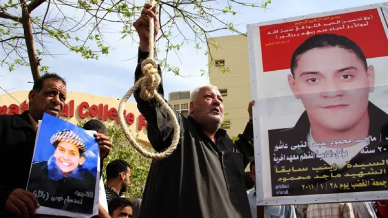 Carteles con fotos de jovenes muertos durante las manifestaciones