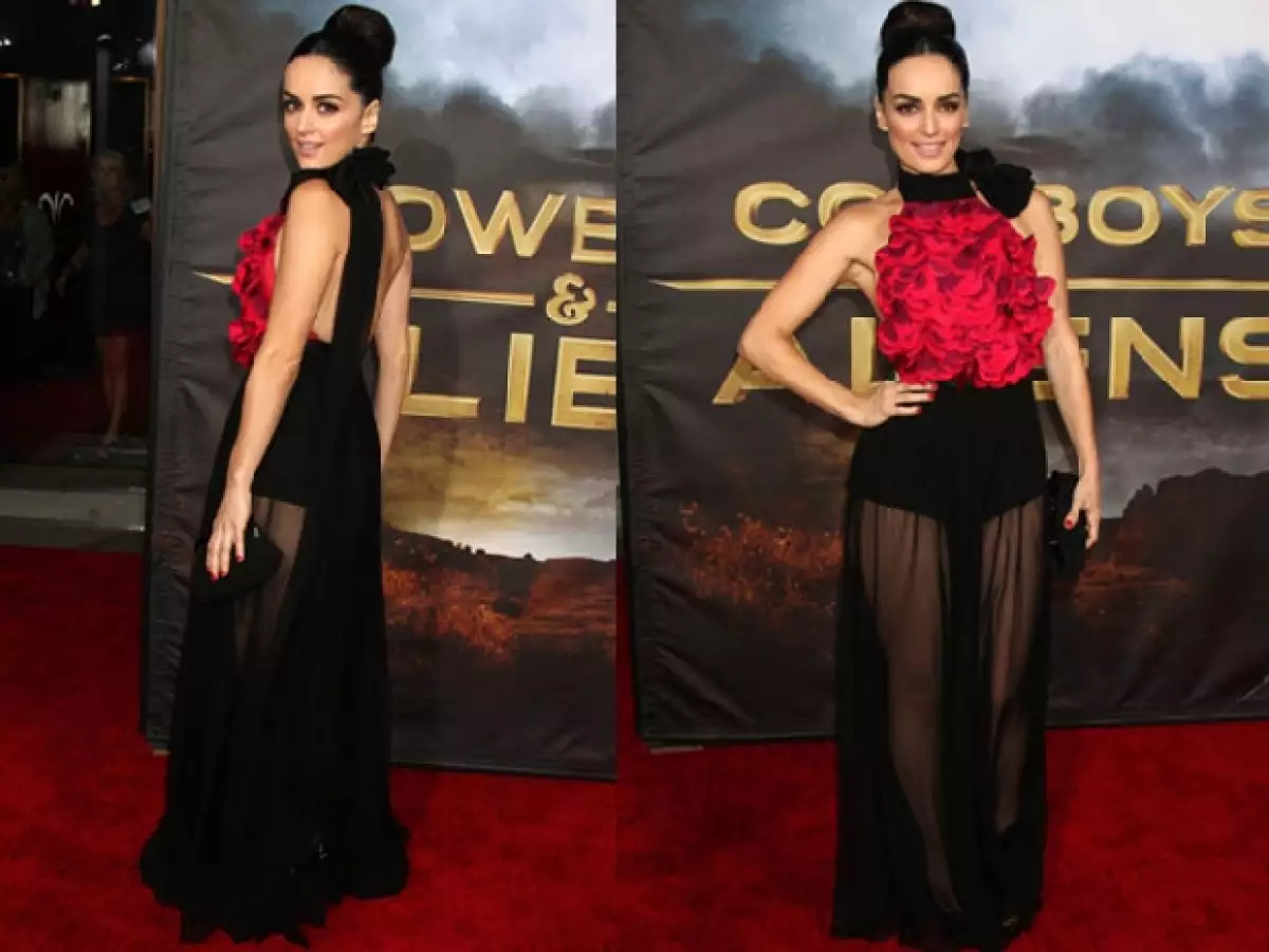 La actriz mexicana, quien tuvo una pequeña participación en el filme Cowboys & Aliens al lado de Daniel Craig y Harrison Ford, se codeó con los grandes de Hollywood durante la alfombra roja.