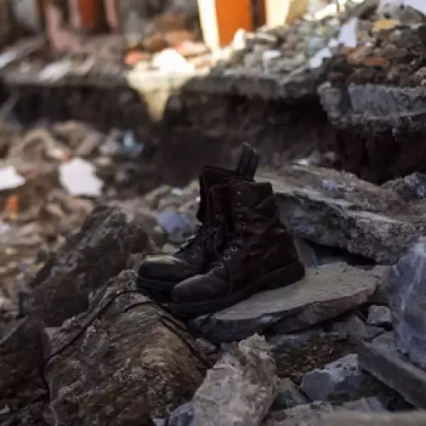 botas sobre escombros