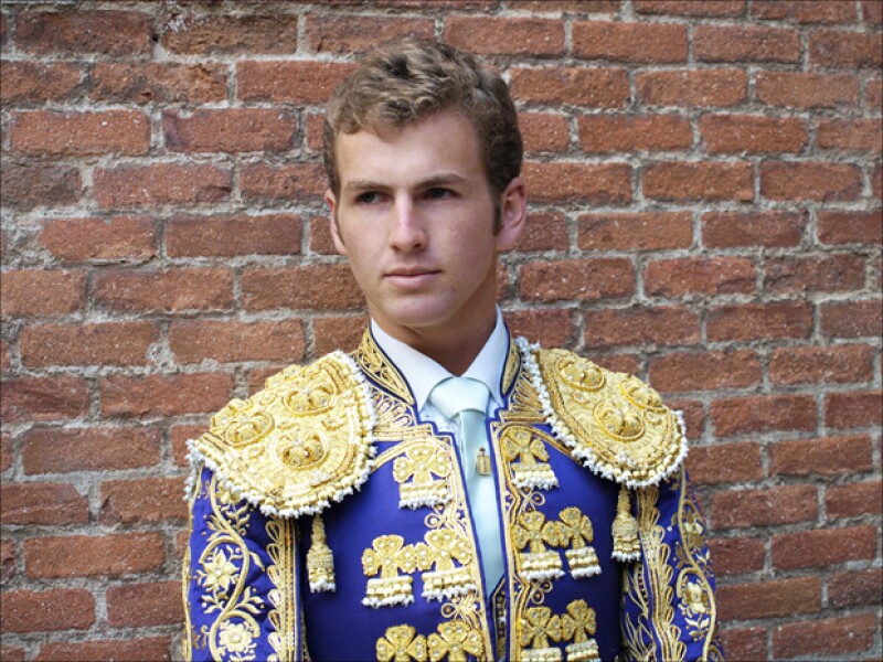 Él es el guapo torero con el que Vane Hupp mantiene una relación.
