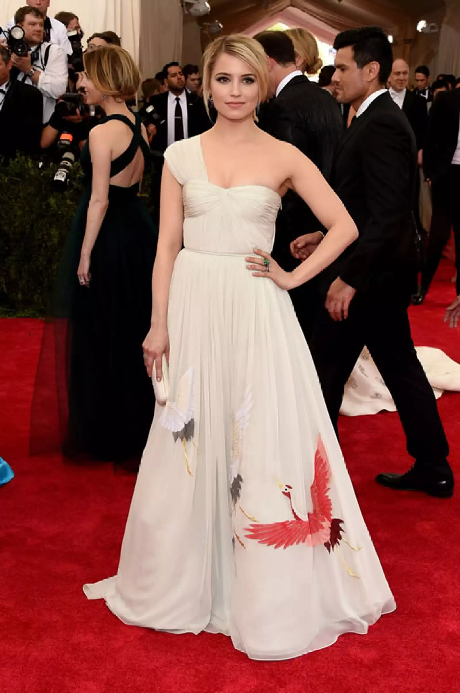 Dianna Agron en la gala del Met de 2015 en un diseño Tory Burch hecho a la medida. Le vestido llevaba bordados de la mexicana Nadia Albertini.