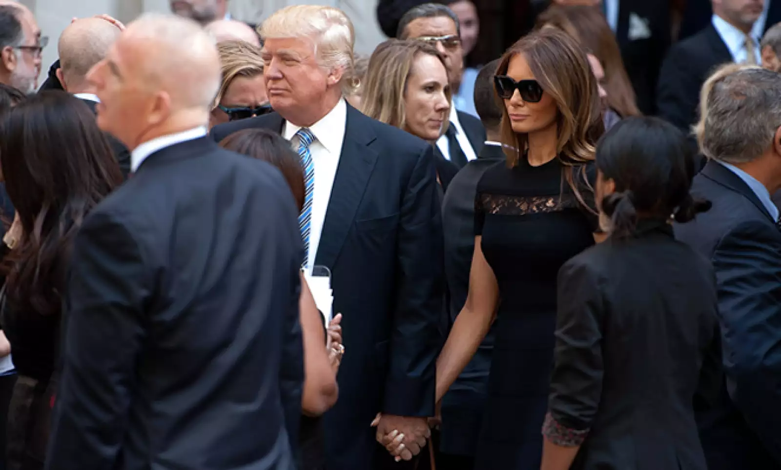 El multimillonario Donald Trump se presentó acompañado de su esposa Melania.
