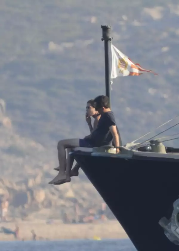 Aquí Carlota y Gad en la proa de la embarcación, un poco menos románticos que Leonardo DiCaprio y Kate Winslet en `Titanic´.