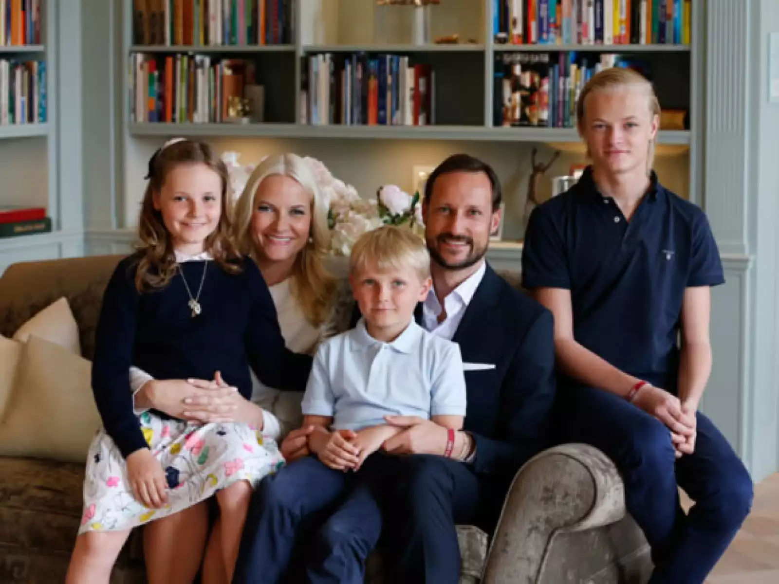 El príncipe Haakon de Noruega posa con Mette Marit y su hijo Marius -a quien tuvo previo a su matrimonio con el príncipe-, la princesa heredera Ingrid Alexandra y el príncipe Sverre Magnus.