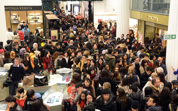 Queues Waiting For Selfridge's Department Store To Open Its Doors For The Sales On Boxing Day Morning London.picture - Mark Large ... 26.12.12 Queues At The Sales In The Luxury Bags Section Of Selfridge's On Boxing Day London.