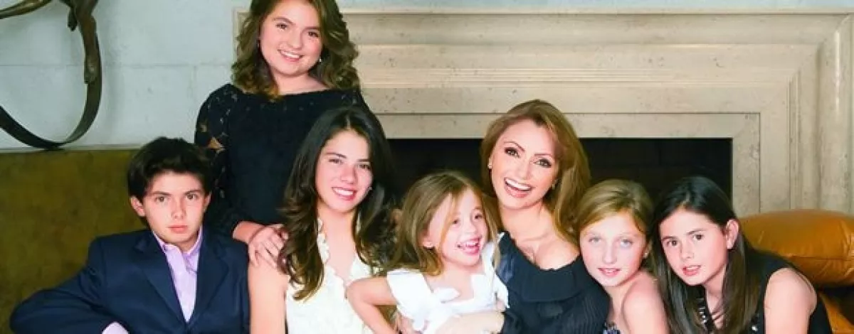 Alejandro Peña, Sofía Castro, Paulina Peña, Regina Castro, Fernanda Castro y Nicole Peña rodean a Angélica.
