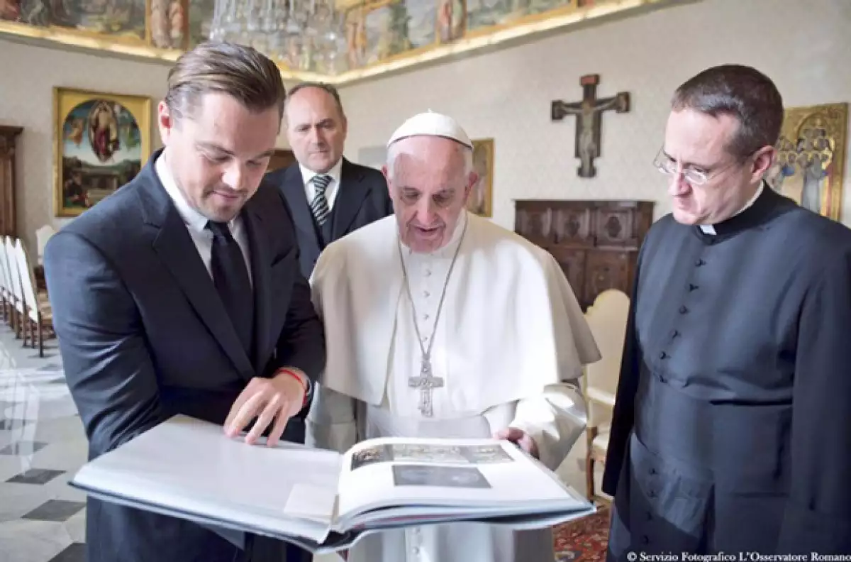 Leonardo le llevó un regalo muy especial para él.