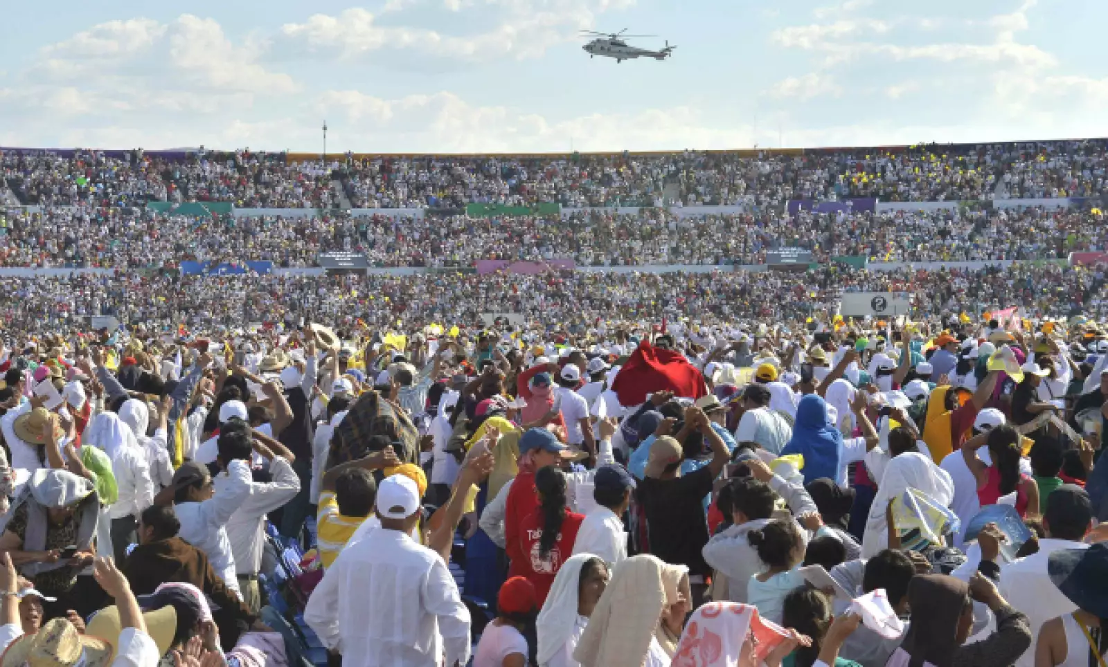 Miles de personas en el estadio Víctor Manuel Reyna en Tuxtla Gutiérrez observan el helicóptero papal.