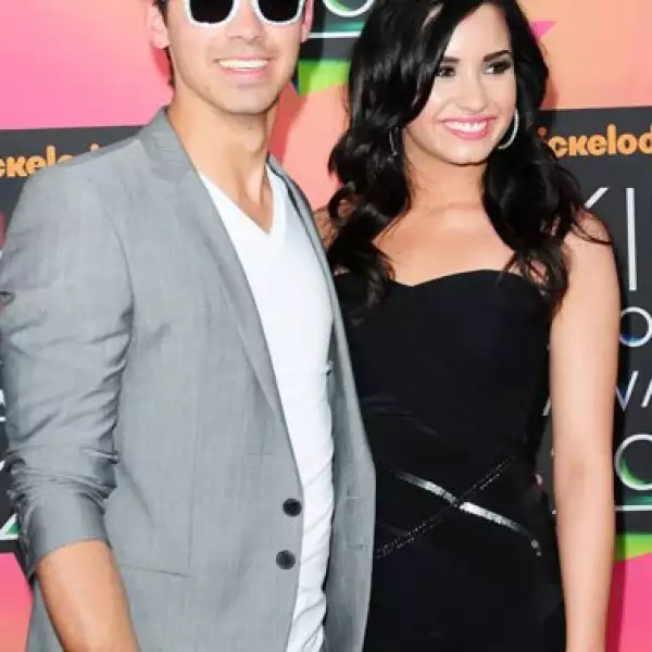 Demi Lovato lució feliz de estar al lado de su novio Joe Jonas.