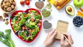 Foto de alimentos en plato de corazón