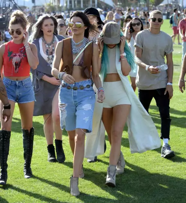 Hailey Baldwin se quedó con ellas para hacer de esta una salida de chicas.