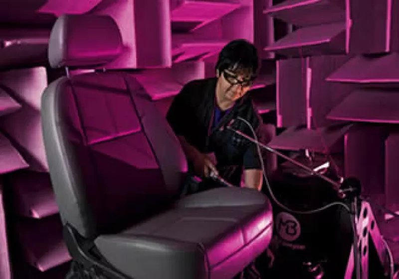 Lo que se constata en los laboratorios es la calidad de las autopartes y, con ello, la posibilidad de integrarse a la cadena automotriz. (Foto: Gabriel Cardona)