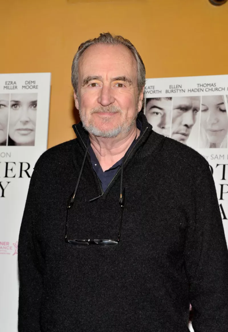 Wes Craven, el visionario cineasta que redefinió el género de terror con la saga Pesadilla en la calle del infierno y Scream, murió este domingo a los 76 años.