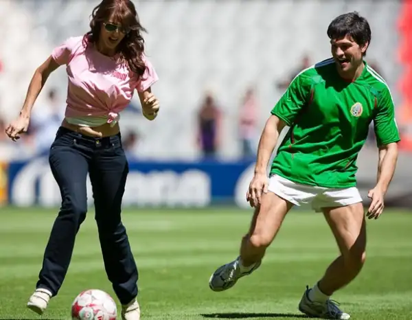 Jacqueline Bracamontes y Marcelo Cordoba durante un partido de futbol soccer con el elenco de la tenovela Sortilegio para combatir la desnutricion infantil en el Estadio Azteca de la Ciudad de México, el año pasado.