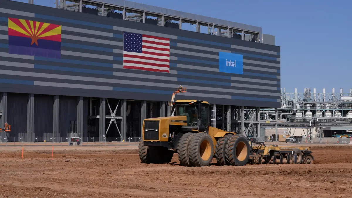 Biden anuncia acuerdo millonario con Intel para desarrollar chips de IA en EU