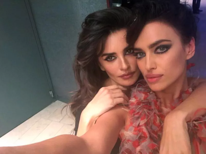 Los protagonistas de Zoolander 2 desfilaron por el runway de New York Fashion Week, donde Irina aprovechó para presumir a su nueva mejor amiga y romper su récord en Instagram.