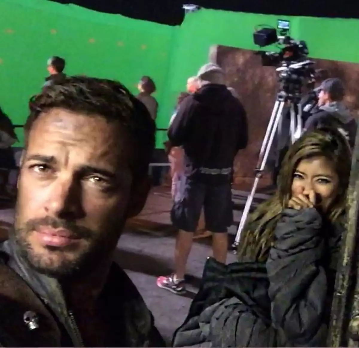 Al parecer el cubano está haciendo grandes amigos en el set.