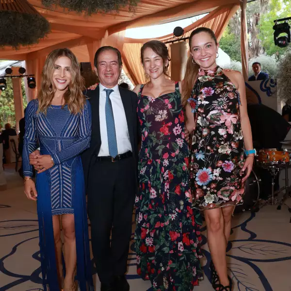 Marielle, Ignacio y Andrea Beteta con Regina Orvañanos