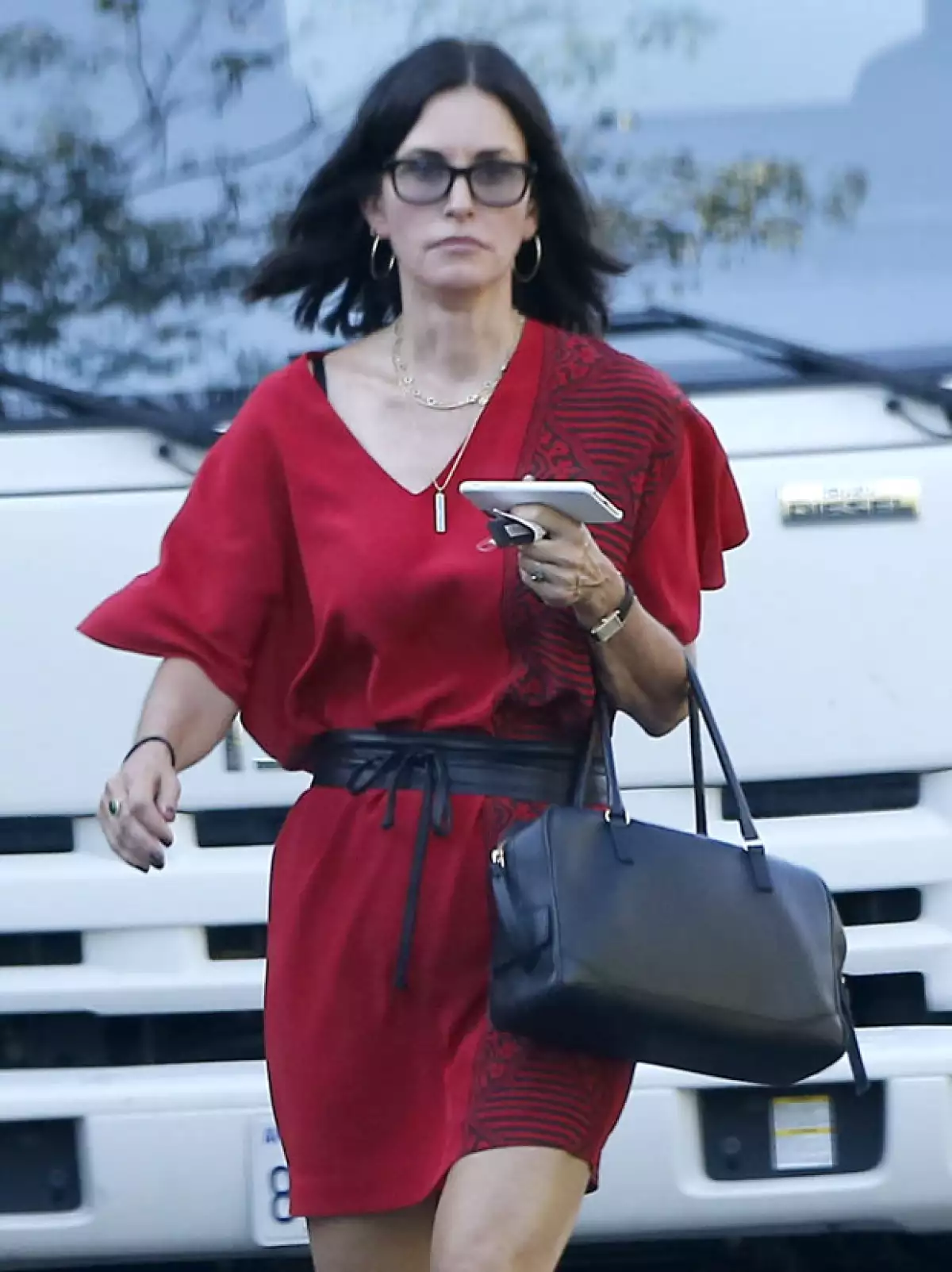 Courteney derrochó sexytud con su vestido rojo ceñido a la cintura por un cinturón.