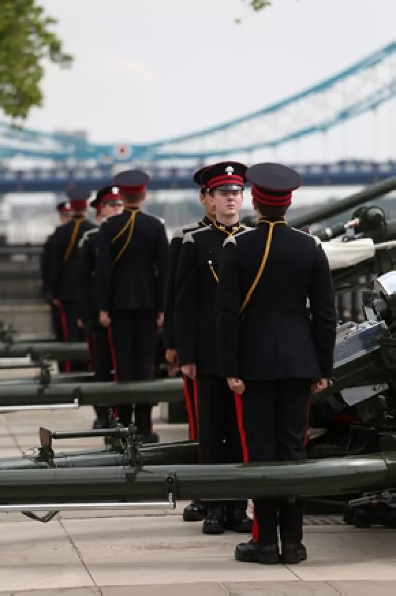 Los papás de Kate, Carole y Michael, llegaron este martes a conocer a su primer nieto, sin duda su felicidad era evidente.