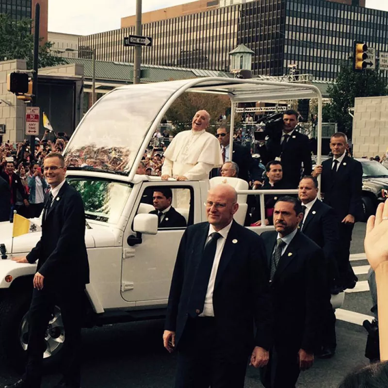 Durante su visita por Estados Unidos el Papa Francisco fue sorprendido por una bebé que vestía ropa papal. Mira su reacción.