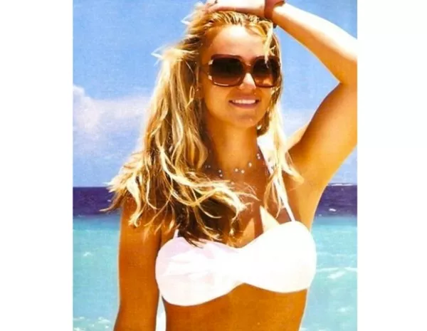 La juez del programa `The X Factor´ compartió una foto en su Twitter donde presume cuerpo, vestido y le desea un feliz cumpleaños a su tío.