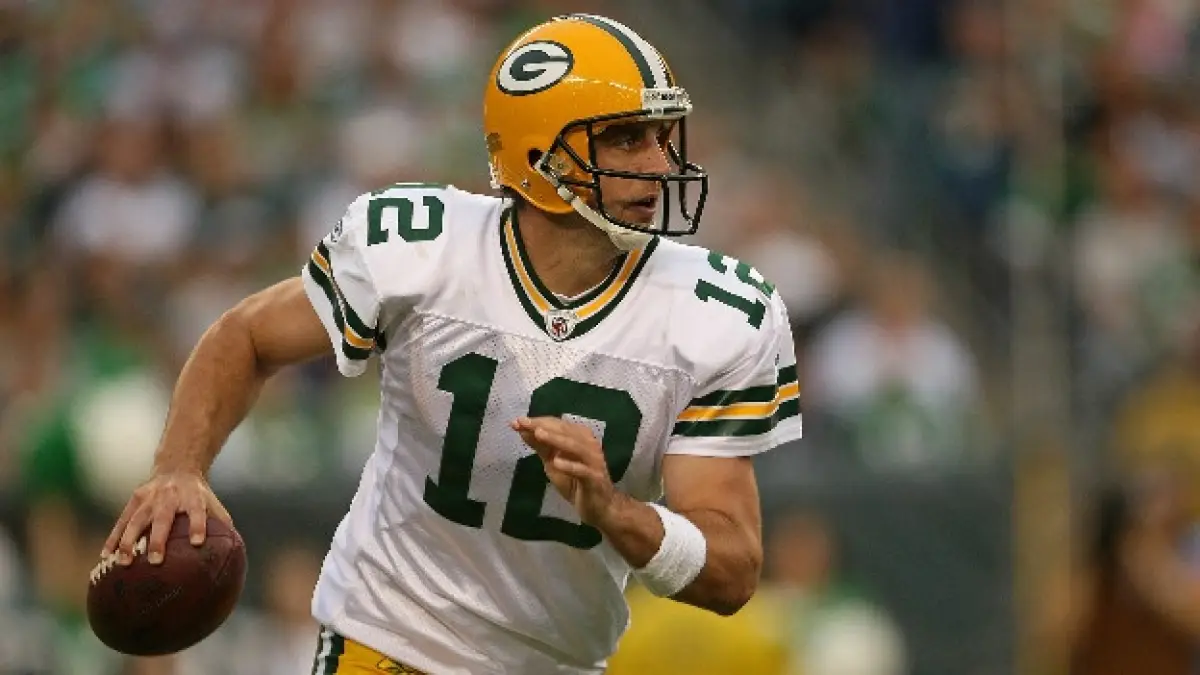 Un jugador de la NFL con un balón.