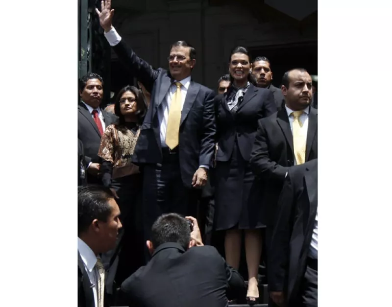 La pareja fue vitoreada a las afueras de la Asamblea Legislativa, donde el mandatario capitalino rindió su quinto informe de gobierno.